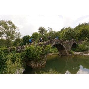 Около планининските национални паркове на Гърция с колело, каяк и рафт.