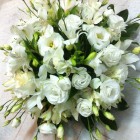 Бяла топлина от цветя