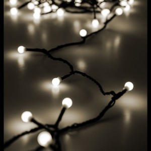 Коледни светещи топки, 60 LED, 1см, топло-бели, с конектор, 6 М