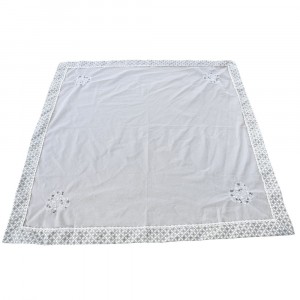 Покривка за маса с бродерия сърце, 100х100 см