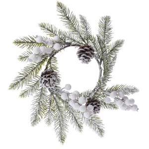 Елхови венец заснежен с шишарки и бели топчета