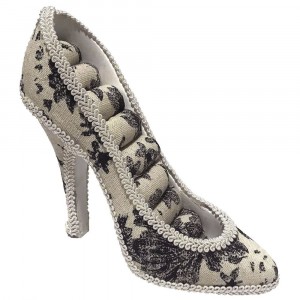 Стойка за бижута, обувка, беж с черни цветя, полирезин, 15х5х12 см