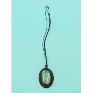 Колие мида върху дърво