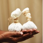 Пилинг с морски соли и етерични масла и аюрведа йога масаж Пилинг с морски соли и етерични масла и аюрведа йога масаж