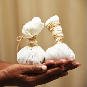 Пилинг с морски соли и етерични масла и аюрведа йога масаж Пилинг с морски соли и етерични масла и аюрведа йога масаж