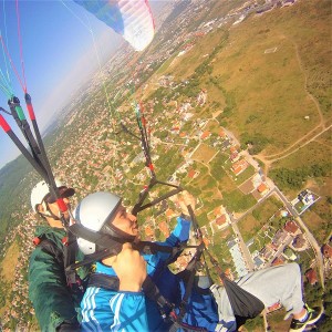 Адреналин на макс: акробатичен полет с парапланер