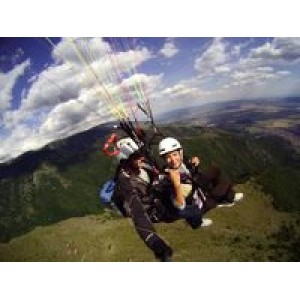 Разходка в облаците: Тандемен панорамен полет с парапланер Разходка в облаците: Тандемен панорамен полет с парапланер