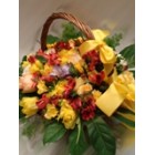 Кошница с фрезии и рози