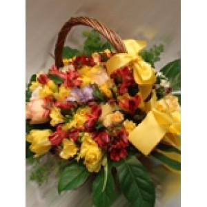 Кошница с фрезии и рози