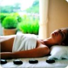 Масаж с топли вулканични камъни Масаж с топли вулканични камъни