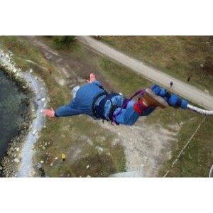 Скок с бънджи от Аспаруховия мост