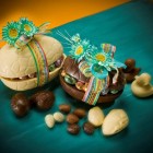 Шоколадова яйчена черупка пълна с яйчица Шоколадова яйчена черупка пълна с яйчица