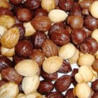 Кутийка с гъбки и орехи от черен, млечен и мраморен шоколад с паста от лешници, орехи и пекан