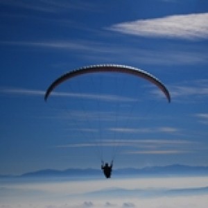 Тандемен полет по избор между моторен парапланер или парапланер издигнат с лебедка с включено HD видео заснемане и транспорт