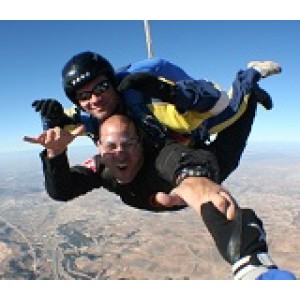 Два тандемни парашутни скока + free video от handy camera